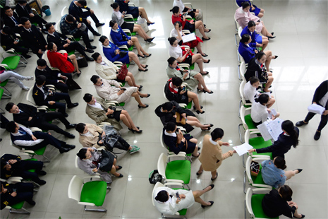 桂林航空有限公司（成都站）专场招聘会在我校成功举行
