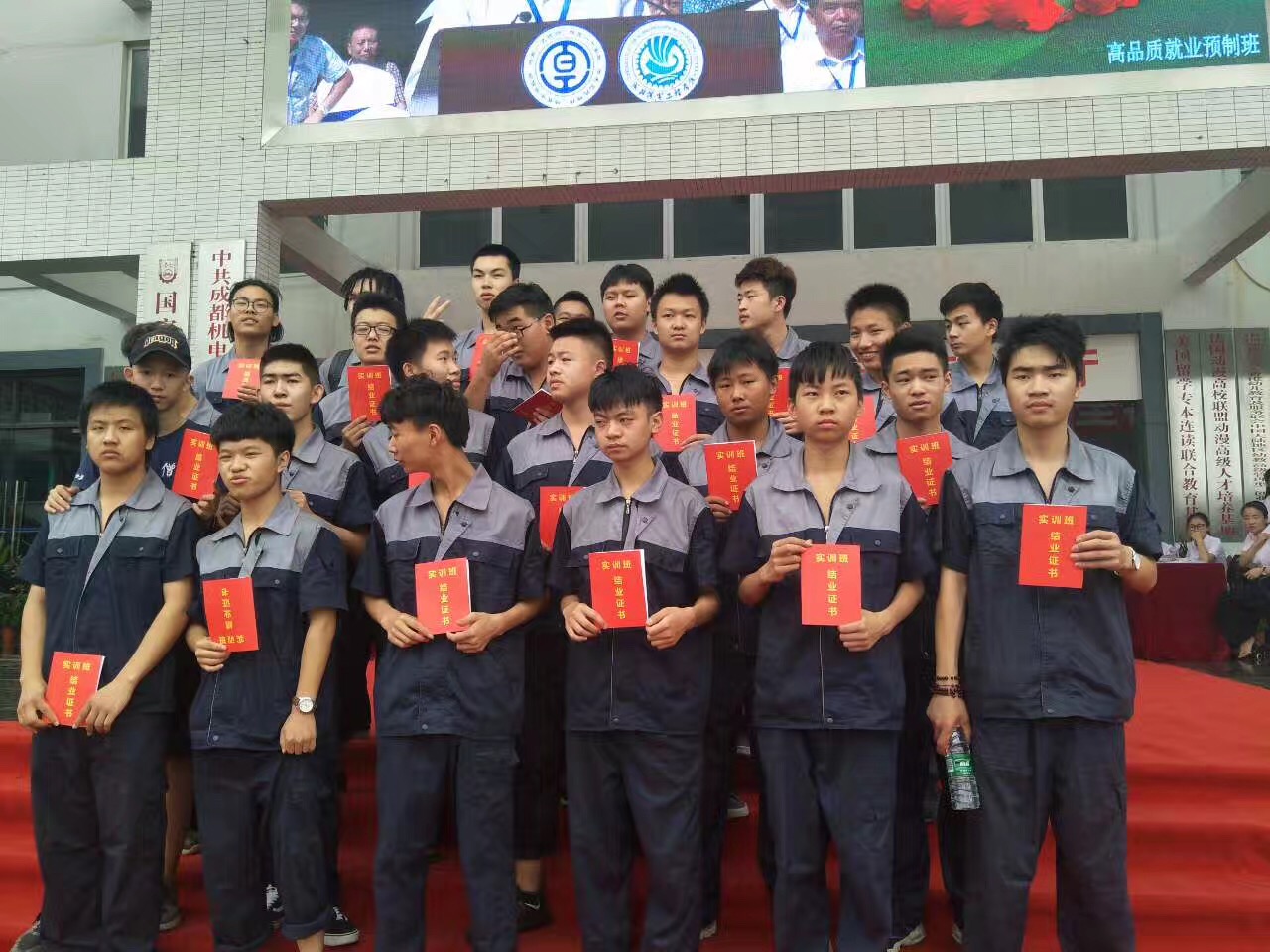 我校16级飞机维修班同学教学实践_招生问答