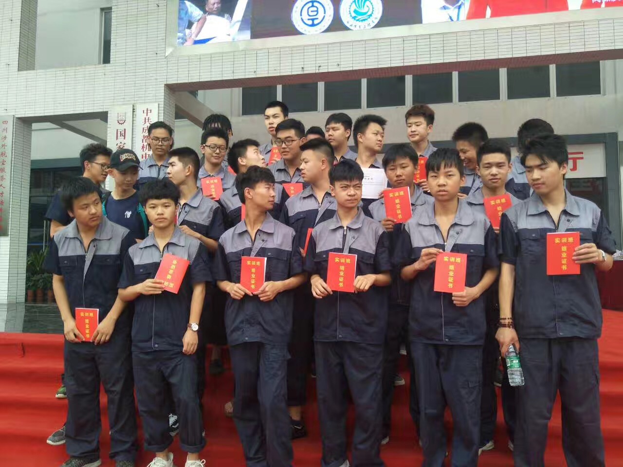 我校16级飞机维修班同学教学实践_招生问答