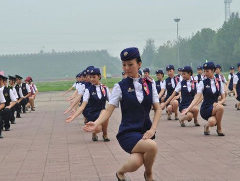 航空学校培养最好的铁路学校乘务员仪态_成都高铁学校招生