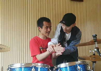 上海音乐学院现代器乐与打击乐系志愿者到贵州盛华职业学院指导盲人乐团