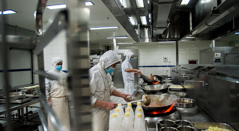 春运高铁盒饭生产全过程_成都铁路学校_招生问答