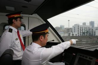 怎样才能成为一个合格的动车司机_成都高铁学校招生