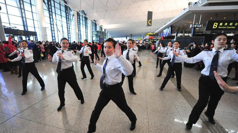 各地高铁乘务员快闪舞吸引眼球_成都高铁学校招生